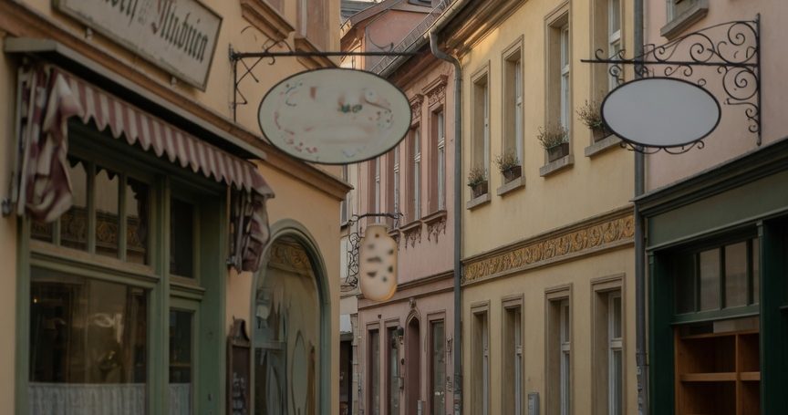 Ladenzeile einer deutschen Kleinstadt im Nachmittagslicht